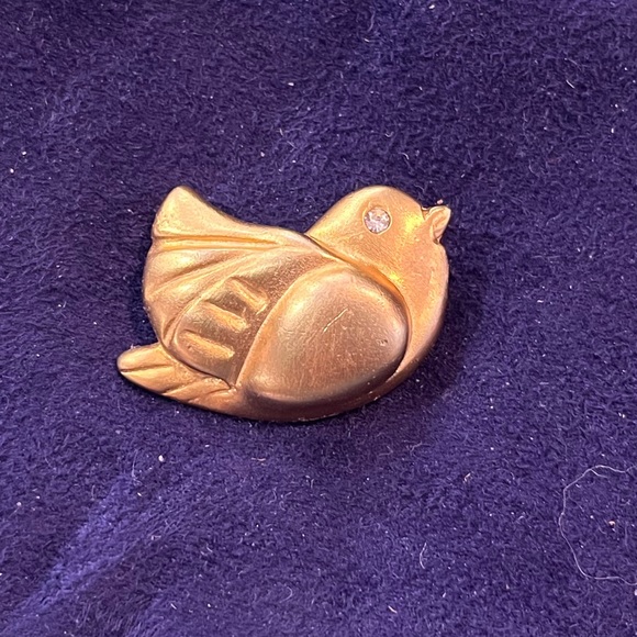 Vintage gold tone bird brooch Jewelry - Vintage gold tone bird brooch